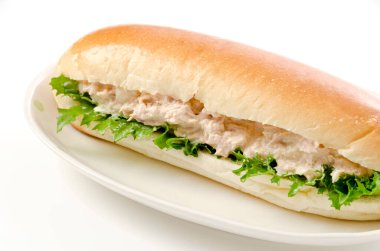 Beyaz arka planda ton balıklı sandviç.