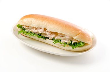 Beyaz arka planda ton balıklı sandviç.