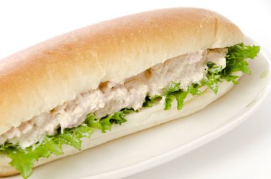 Beyaz arka planda ton balıklı sandviç.