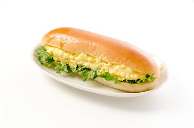 Beyaz arka planda yumurtalı sandviç.