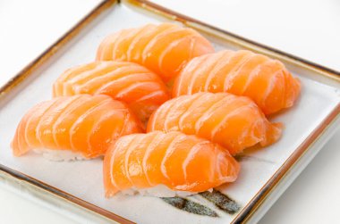 Somon suşi nigiri beyaz zemin üzerine