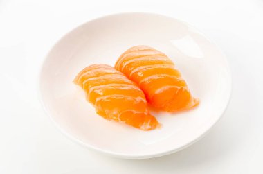 Somon suşi nigiri beyaz zemin üzerine