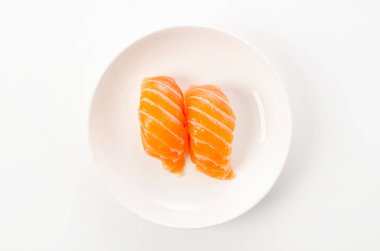 Somon suşi nigiri beyaz zemin üzerine