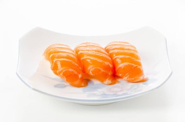 Somon suşi nigiri beyaz zemin üzerine