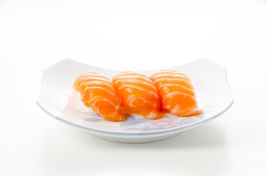 Somon suşi nigiri beyaz zemin üzerine
