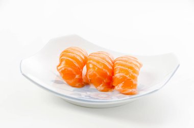 Somon suşi nigiri beyaz zemin üzerine