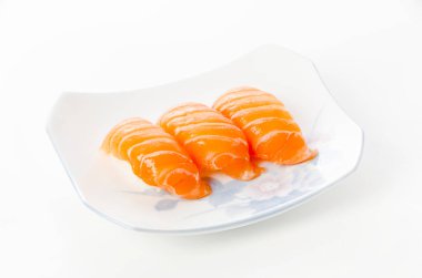 Somon suşi nigiri beyaz zemin üzerine