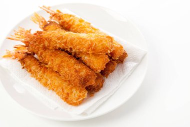 Tabakta kızarmış karides.