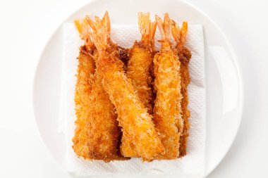 Tabakta kızarmış karides.