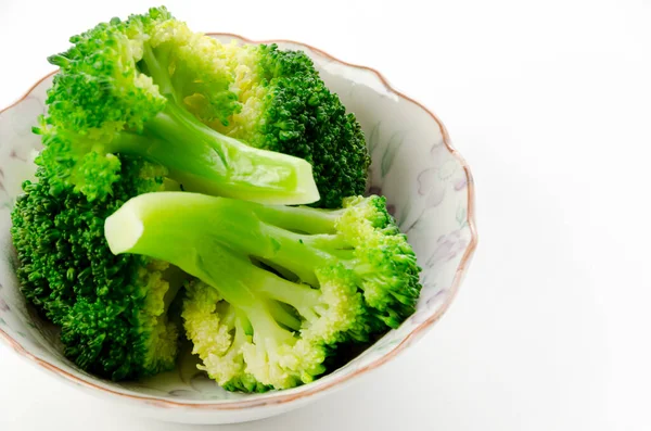 Brokoli Segar Direbus Pada Latar Belakang Putih — Stok Foto
