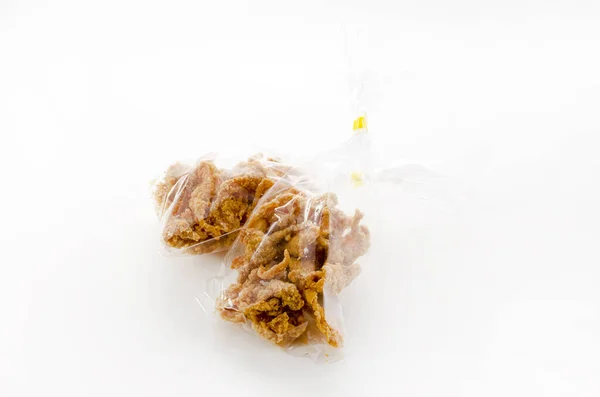 Krispig Stekt Kyckling Hud Plastpåse Vit Bakgrund — Stockfoto