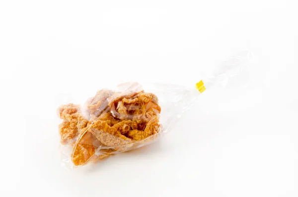 Хрустящая Жареная Куриная Кожа Пластиковом Пакете Белом Фоне — стоковое фото