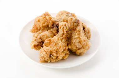 Beyaz bir arka planda gevrek kızarmış tavuk