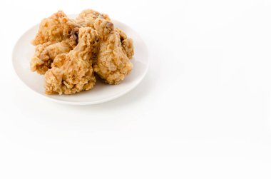 Beyaz bir arka planda gevrek kızarmış tavuk