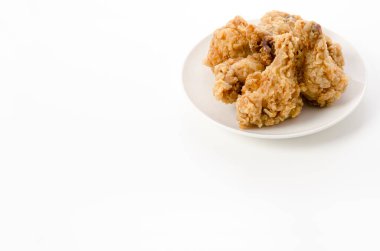 Beyaz bir arka planda gevrek kızarmış tavuk