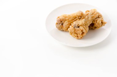 Beyaz bir arka planda gevrek kızarmış tavuk