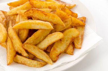 beyaz zemin üzerine patates kızartması