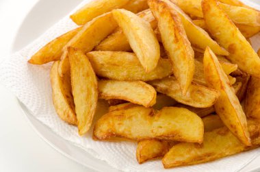 beyaz zemin üzerine patates kızartması