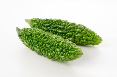 Taze Goya, beyaz arka planda acı kabak.