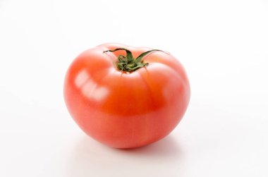 Beyaz arkaplanda olgun kırmızı domates