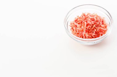 Beyaz arkaplanda kurumuş kril