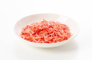 Beyaz arkaplanda kurumuş kril