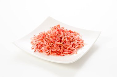 Beyaz arkaplanda kurumuş kril