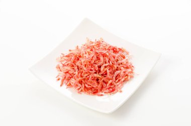 Beyaz arkaplanda kurumuş kril