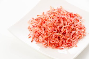 Beyaz arkaplanda kurumuş kril