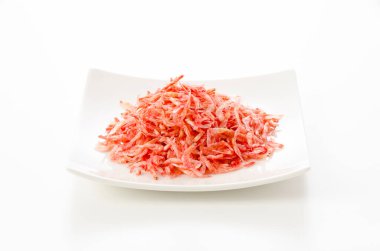 Beyaz arkaplanda kurumuş kril