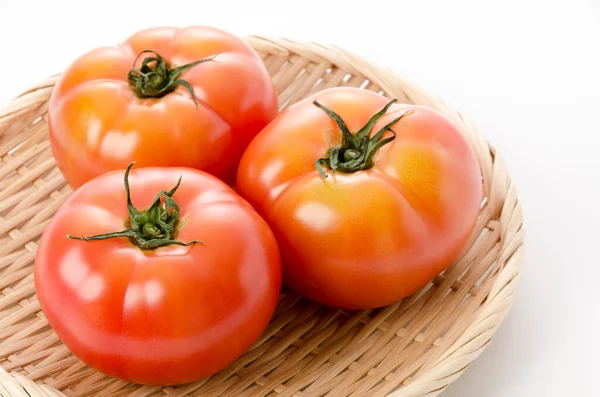 Reife Rote Tomaten Auf Einem Bambussieb Auf Weißem Hintergrund — Stockfoto