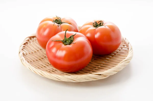 Reife Rote Tomaten Auf Einem Bambussieb Auf Weißem Hintergrund — Stockfoto