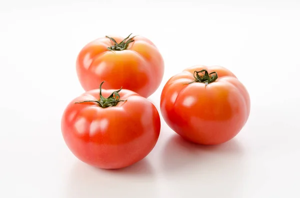 Reife Rote Tomate Auf Weißem Hintergrund — Stockfoto