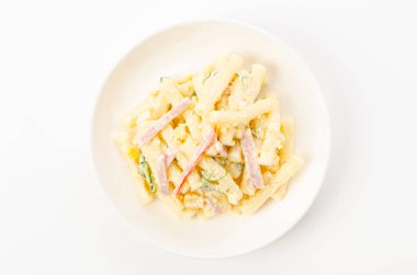 Mayonezli makarna salatası, salatalık, mısır ve jambon..