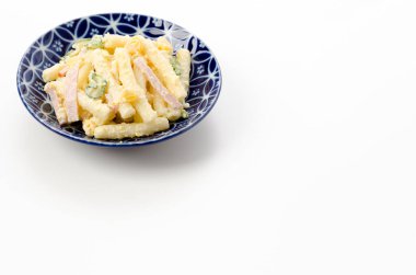 Mayonezli makarna salatası, salatalık, mısır ve jambon..