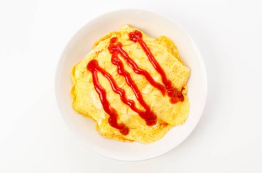 Omurice, beyaz tabakta Japon omleti pilavı.