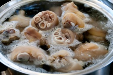 Domuz boğumları sıcak bir tencerede kaynatıldı.