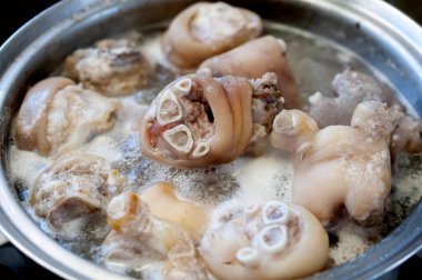 Domuz boğumları sıcak bir tencerede kaynatıldı.