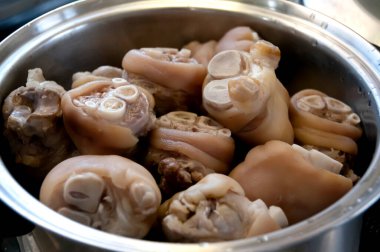 Kavanozda haşlanmış domuz knuckles.