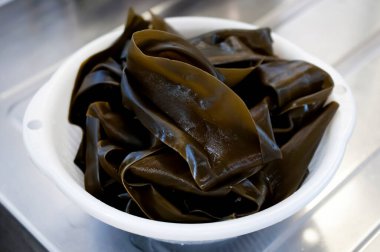Kombu bir süzgeçte suyla yeniden yapılandırıldı