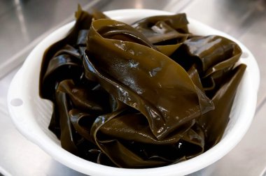 Kombu bir süzgeçte suyla yeniden yapılandırıldı