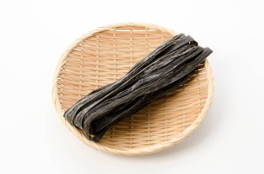 Kurutulmuş kombu yosunu, Japon kuru yosunu bambu elek üzerinde.