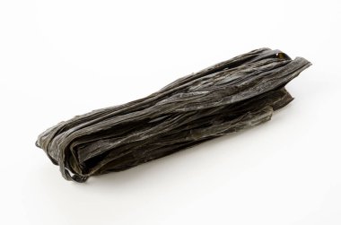 Kurutulmuş kombu yosunu, Japon kuru yosunu beyaz arka planda izole edilmiş.