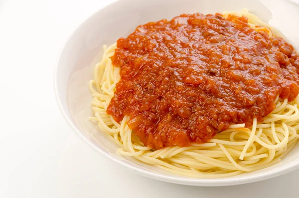 Spaghetti Sosem Mięsnym Białym Tle — Zdjęcie stockowe