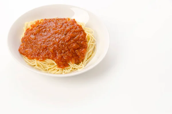 Spaghetti Met Vleessaus Een Witte Achtergrond — Stockfoto