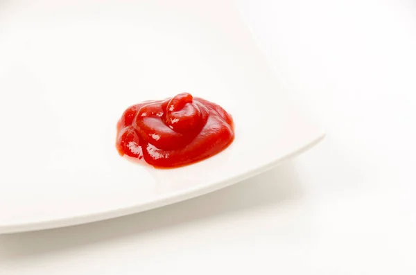 Ketchup Tomate Sobre Plato Blanco Sobre Fondo Blanco — Foto de Stock