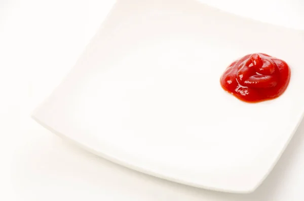 Tomaat Ketchup Een Witte Plaat Witte Achtergrond — Stockfoto