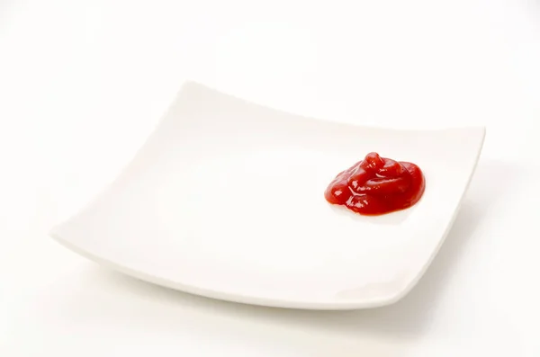 Ketchup Pomidorowy Białej Tabliczce Białym Tle — Zdjęcie stockowe