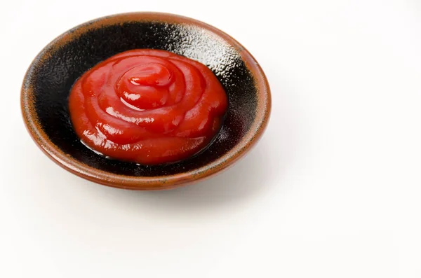 Paradicsom Ketchup Fekete Kis Tányérban Fehér Alapon — Stock Fotó