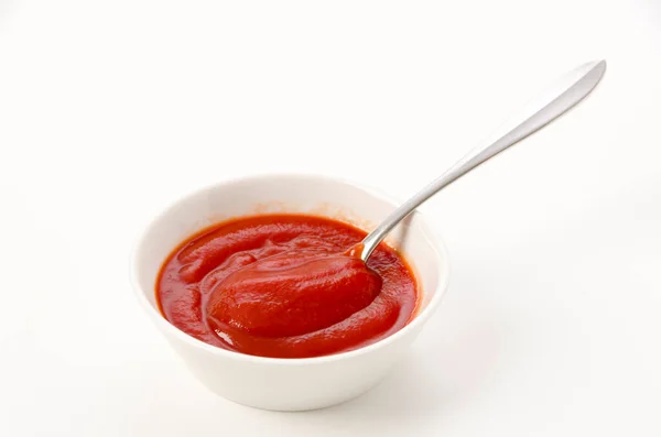 Paradicsom Ketchup Fehér Tálban Fehér Alapon — Stock Fotó